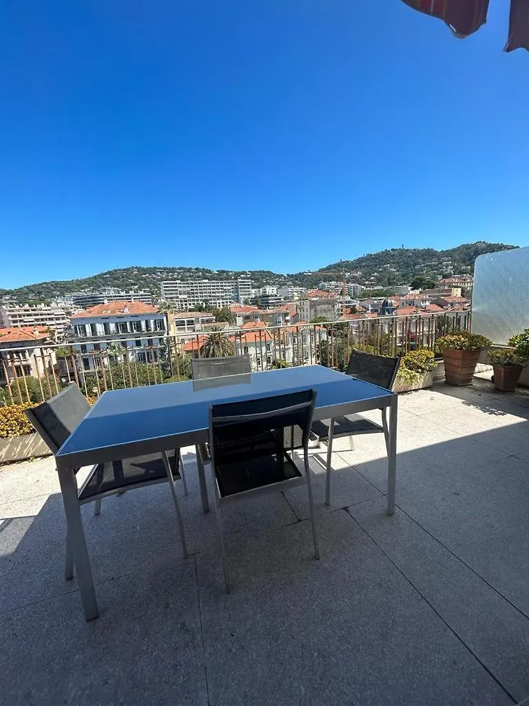 Cannes Satellite 0*,
